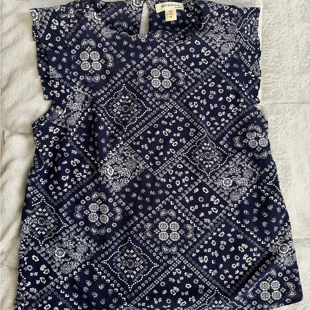⚠️Navy and White Floral Blouse⚠️